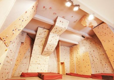 Mur d’escalade et espace bloc