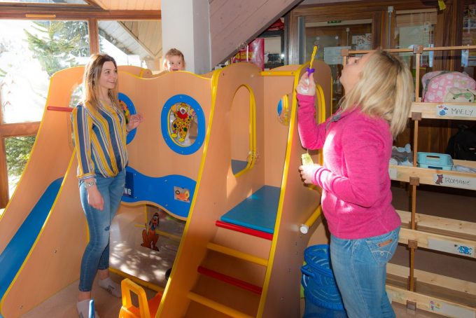 Une salle spacieuse et adaptée aux enfants de – de 6 ans