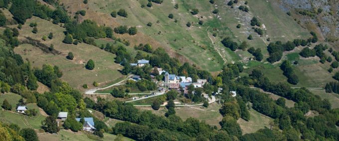 Village d’Oulles en montant au Pas de la Buffe